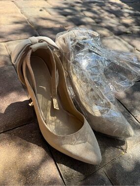 Women’s Bow Accent Pointed-Toe Pumps in Beige size 9 NEW in box